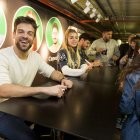 Ricky, Nerea y Cepeda, firmando discos en El Corte Inglés de León. Los seguidores del programa colapsaron el sótano cuatro del centro comercial. FERNANDO OTERO PERANDONES