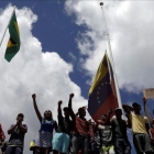 Un grupo de gente protesta en la frontera entre Brasil y Venezuela.