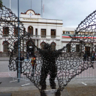 Imagen de la escultura ‘Hombre Murciélago’ de Amancio González en la localidad mexicana de Zinacantepec.