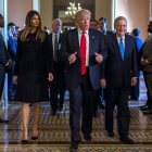 El presidente electo de Estados Unidos, junto a Melania Trump y el líder de la mayoría del Senado. S.C.