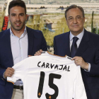 Daniel Carvajal junto al presidente del Madrid, Florentino Pérez, durante su presentación.