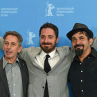 El director chileno Pablo Larraín entre los actores Alfredo Castro y Roberto Farias.