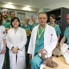 El equipo de Cirugía Pediátrica del Hospital de León con Erik Ardela Díaz al frente, en la consulta del complejo asistencial.