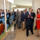 Un momento de la inauguración ‘Con otra mirada’, que contó con la asistencia de la presidenta de las Cortes autonómicas.