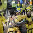 Bomberos de la Generalitat tras finalizar las labores de búsqueda del niño de tres años desaparecido desde la tarde de ayer en Camós.