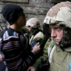 Unos musulmanes tratan de pasar a la Ciudad Vieja de Jerusalén ante un control israelí.