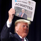 Trump exhibe la portada del Usa Today con el titular «Absuelto». OLIVER CONTRERAS