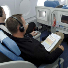 Dos pasajeros en un viaje en avión. DL