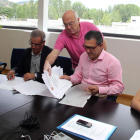 Momento en el que el presidente de la Mancomunidad de la Edar, Fierro, firma el protocolo con el alcalde de Cacabelos, Canedo.