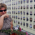Una mujer llora junto al memorial a las víctimas de la revolución del Maidán.