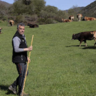 El ganadero de Lario, Daniel Puerta, junto a algunas de las reses que han sido indultadas. CAMPOS