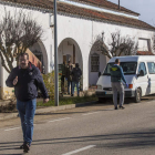 Guardias civiles y miembros del equipo de investigación en la casa donde apareció la mujer muerta en un incendio. WIFREDO GARCÍA ÁLVARO