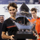 Federer posa con su trofeo tras ganar en Dubai.