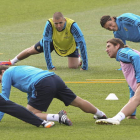 Benzema, con peto amarillo, jugará de titular ante su ex equipo. También lo hará Özil, a su derecha.