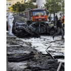 Investigadores inspeccionan la zona tras la explosión.