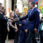 El Rey saluda a Rajoy a su llegada a la manifestación