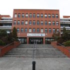 Entrada principal al Hospital del Bierzo, que vuelve a ser noticia por las listas de espera. ANA F. BARREDO