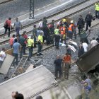 Los servicios de emergencias y vecinos auxiliaron a los heridos en las vías desde el primer momento.