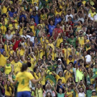 Aficionados brasileños durante un partido de fútbol femenino.