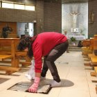 Una mujer realiza tareas de limpieza en la iglesia donde tuvo lugar el suceso.