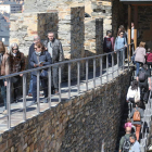 Un grupo de turistas recorre una de las rondas del Castillo de Ponferrada. L. DE LA MATA