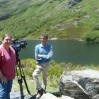 Sara Grimal y Alonso Carnicer, grabando imágenes el pasado mes de junio en el lago de La Baña.