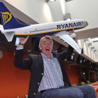 El presidente de Ryanair, Michael O’Learly, sostiene una maqueta de avión en una imagen de archivo.