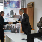 El alcalde de Ponferrada hace entrega de uno de los diplomas en presencia de Otazu. dl