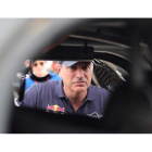 Carlos Sainz inspecciona su vehículo. El madrileño rompió la suspensión de su Mini al llegar a una zanja. E. ARIAS