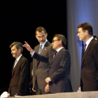 El rey Felipe, junto a Artur Mas y el ministro de Justicia, Rafael Catalá (derecha), este jueves en Barcelona.