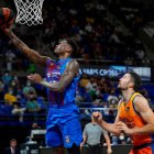 El alero del Barça, Nigel Hayes, entra a canasta en el partido. DE LA ROCHA