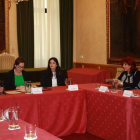 La alcaldesa acude a la firma de un acuerdo en Gijón.