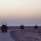 Varios vehículos blindados MRAP del equipo de combate de la 3ª Brigada del ejército estadounidense circulan por la autopista 1 junto al último convoy de tropas norteamericanas que abandona Irak con dirección a Kuwait.