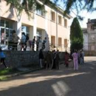 Varios niños juegan en el patio del colegio Manuel A. Cano Población  antes de entrar a clase