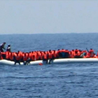 Imagen de la oenegé Jugen Rettet donde se ve a unos guardacostas libios apuntando a unos refugiados.