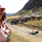 Violeta Alegre pastorea las ovejas en el puerto pirenaico de Fueyo del Agua desde mediados de julio a primeros de septiembre. Es la única mujer entre casi cincuenta pastores trasterminantes en la provincia.