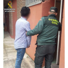 Imágenes del detenido y de la droga y material requisados. GUARDIA CIVIL