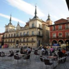 Terrazas de verano en la Plaza Mayor de León.