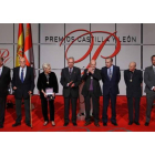 Foto de familia de los premiados de 2013 con el presidente de la Junta, en el acto celebrado ayer en Valladolid.