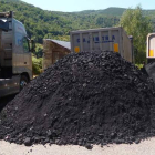 El mineral quedó esparcido por la carretera hasta que fue retirado por la tarde.