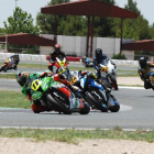 El piloto leonés Isaac García comanda un numeroso grupo de pilotos en una de las vueltas al trazado albaceteño
