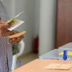 Un hombre sostiene las papeletas en la última votación electoral del 28-M. LUIS G MORERA