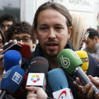 Iglesias atiende a los medios a su llegada a la reunión.