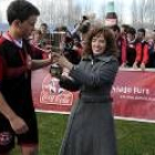 Natalia Picallo entrega el trofeo al capitán de los Jesuitas Vicente