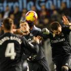 Nacho (d) salta a remtar un balón en el partido ante el Celta.