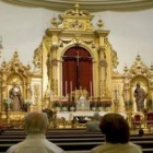 Interior de la iglesia donde un hombre se abalanzó sobre la imagen del Cristo.