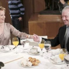 Aguirre y Valcárcel, presidentes de Madrid y Murcia, bromean en un desayuno informativo.