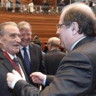 Clemente conversa con Pablo Fernández. EFE