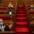 El presidente de la Generalitat, en su escaño del Parlamento catalán. ENRIC FONTCUBERTA