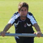 Quique, uno de los mejores jugadores de la Cultural, descansa durante un entrenamiento.